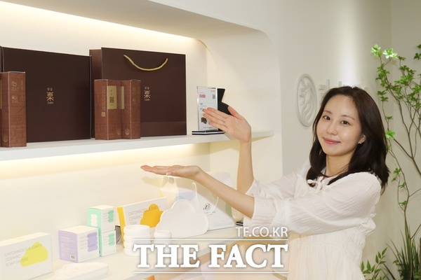 여성 청년 창업가 조소운 아레테 대표가 진열돼 있는 첫 제품인 밤율 밤라떼를 소개하고 있다. /정예준 기자