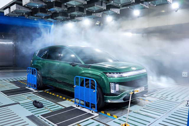 23일 현대자동차그룹은 경기 화성시 남양기술연구소에서 남양연구소 미디어 랩투어를 열고 주요 시험 시설을 공개했다. 남양연구소 환경시험동 강설챔버에서 아이오닉 9 차량에 강설 시험을 하는 모습. /현대차그룹