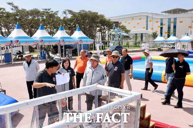 보령시가 오는 25일 개막을 앞둔 제28회 보령머드축제를 위해 현장 시설물을 점검하고 있다. /보령시