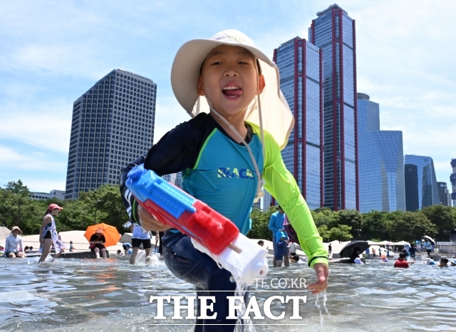 23일 기상청에 따르면 고온다습한 남서풍이 지속적으로 유입되면서 밤새 기온이 크게 내려가지 않아 해안과 일부 지역을 중심으로 최저기온 25도 이상을 기록하는 열대야가 나타났다. /이새롬 기자