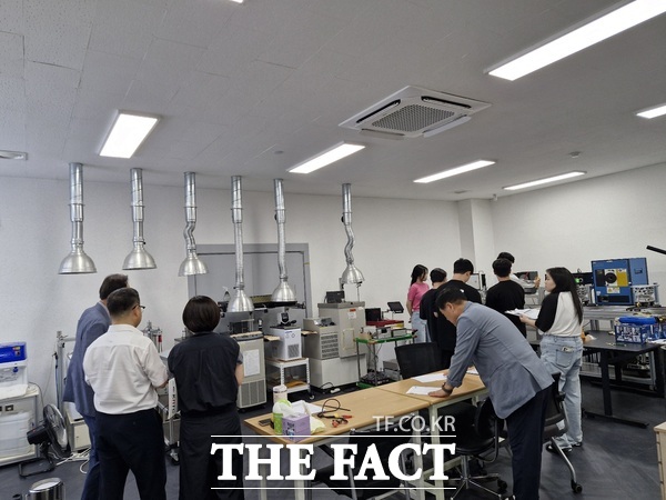 대전 서구는 22일 방위산업 민관 네트워크 강화를 위해 방위산업 시험 인증 및 검·교정기관 현장 방문을 진행했다. 사진은나노하이테크 방문 모습./대전 서구