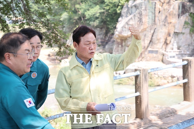 박완수 경남도지사가 23일 하동군 집중호우 피해 현장을 찾아 수해복구 점검과 주민들을 위로 햇다./경남도