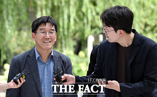 박춘원 JB우리캐피탈 대표(왼쪽)가 23일 오후 서울 종로구 KT광화문 웨스트에 마련된 김건희 특검 사무실로 출석하며 기자들의 질문을 받고 있다. /임영무 기자