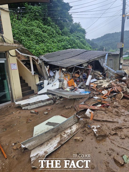 지난 16일부터 20일 새벽까지 내린 극한호우로 무너져 내린 경기 가평군 조종면의 한 주택 모습. /가평군