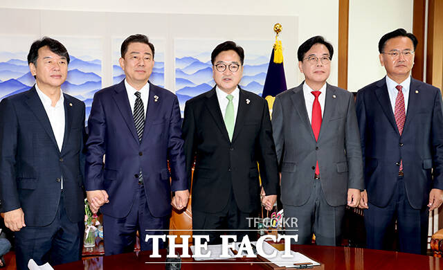 문진석 더불어민주당 원내수석부대표, 김병기 원내대표, 우원식 국회의장, 송언석 국민의힘 원내대표, 유상범 원내수석부대표(왼쪽부터)가 23일 오전 서울 여의도 국회에서 열린 여야원내대표 회동에 참석해 기념사진 촬영을 하고 있다. /국회=배정한 기자