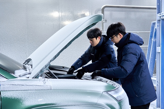 강설 시험 중 아이오닉 9 차량의 프렁크 눈 유입 여부를 확인하는 모습. /현대차그룹