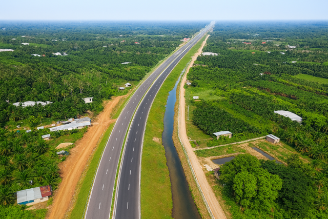 동부건설은 21일(현지시간) 베트남 건설부가 발주한 미안~까오랑 도로 건설사업에 대한 공사 도급계약을 체결했다고 23일 밝혔다. /동부건설
