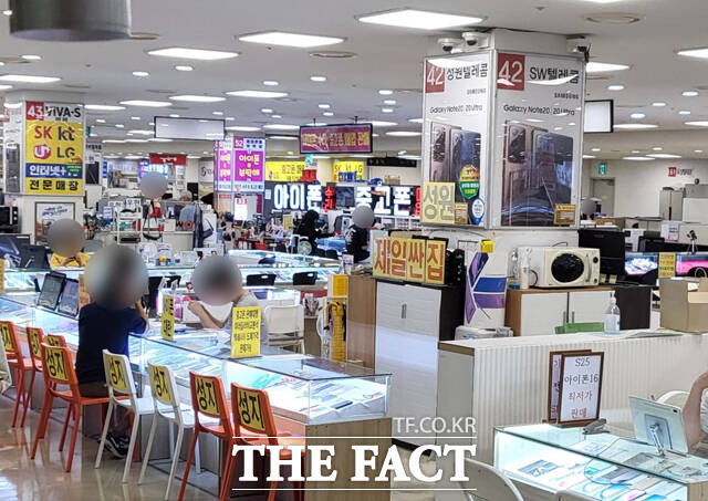 23일 낮 오승혁의 현장은 서울시 영등포구 신도림에 위치한 테크노마트를 찾았다. 약 1500평에 달하는 신도림 테크노마트 9층 전체가 스마트폰 매장으로 가득 차 있기 때문이다. 단통법 폐지 후 성지라고 스스로 홍보하는 매장이 더러 보였다. /테크노마트 신도림=오승혁 기자