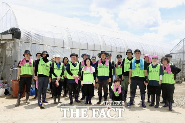 천안시의회가 풍세면 보성리 육묘장에서 피해복구 작업을 벌였다. /천안시의회