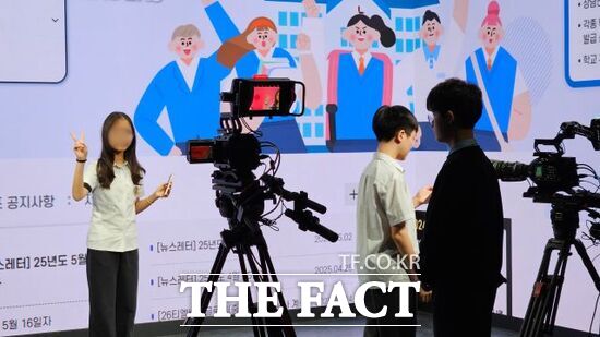 중부대학교가 경기 고양지역 미디어·방송영상콘텐츠 분야 인재 양성을 위해 운영하는 미디어·방송영상콘텐츠 분야 체험형 교육 과정에 참여한 학생들이 방송 부스 체험을 하고 있다. /중부대