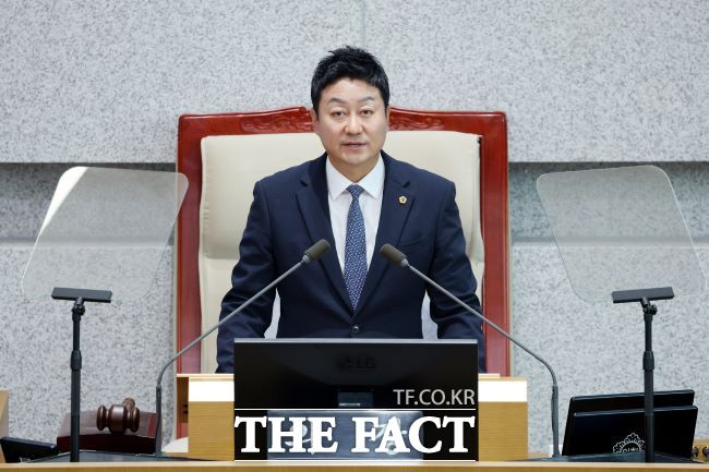 경기도의회 김진경 의장이 23일 제385회 임시회 2차 본회의에서 폐회사를 하고 있다. /경기도의회