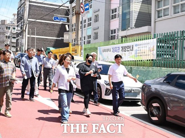 조용익 부천시장(오른쪽)과 학교·주민 대표들이 심곡초교 후문 통학로를 확인하고 있다./부천시