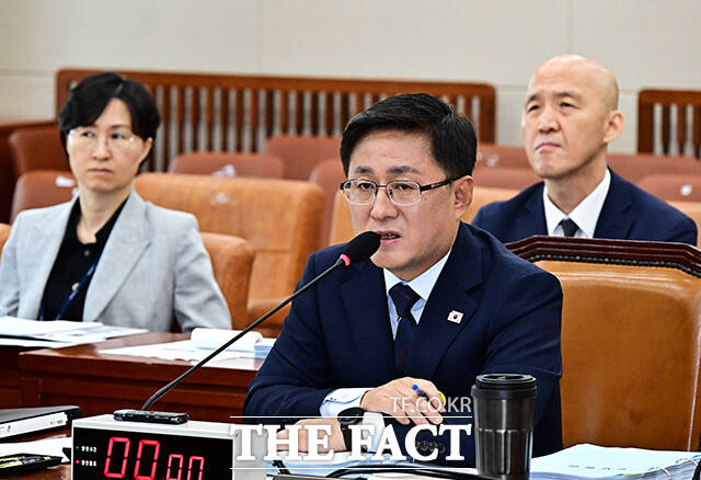 24일 업계에 따르면 김정관 산업통상자원부 장관과 김성환 환경부 장관 모두 원전 활용 의지를 내비치면서 업계 기대감이 커지고 있다. 김성환 환경부 장관 후보자가 15일 오전 서울 여의도 국회에서 열린 인사청문회에 참석해 질의에 답변을 하고 있다. /국회=배정한 기자