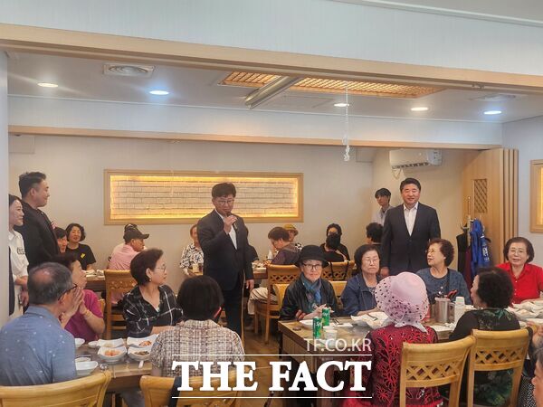 대덕구노인종합복지관이 23일 2025년 노인자원봉사 활성화 지원 사업 선배시민 자원봉사단 중간평가회를 진행했다. 최충규 대덕구청장이 인사말을 하고 있다. /대덕구노인종합복지관