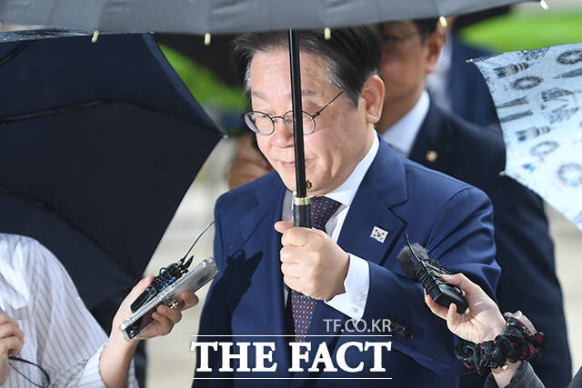 민주당은 이재명 대통령이 기소된 백현동 개발특혜 의혹과 성남FC 후원금 의혹을 두고 감찰을 실시하라고 날을 세웠다. 이재명 당시 민주당 대선 예비후보가 지난 4월15일 오전 서울 서초구 서울중앙지방법원에서 열린 대장동·위례 개발특혜·성남FC 의혹 관련 공판에 출석하고 있다. /장윤석 기자