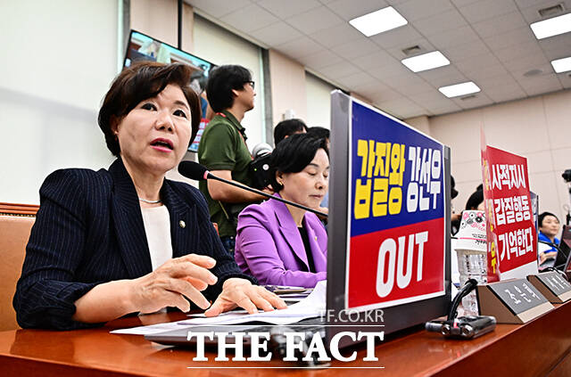 여당은 강 후보자의 결단을 존중하겠다며 보좌진 처우 개선에 노력하겠다는 입장을 밝혔다. 야권은 늦었지만 마땅한 결정이라고 환영했다. 사진은 조은희 국민의힘 의원이 14일 오전 서울 여의도 국회 여성가족위원회에서 열린 강선우 여성가족부 장관 후보자 인사청문회에 참석해 의사진행 발언을 하고 있는 모습. /국회=배정한 기자