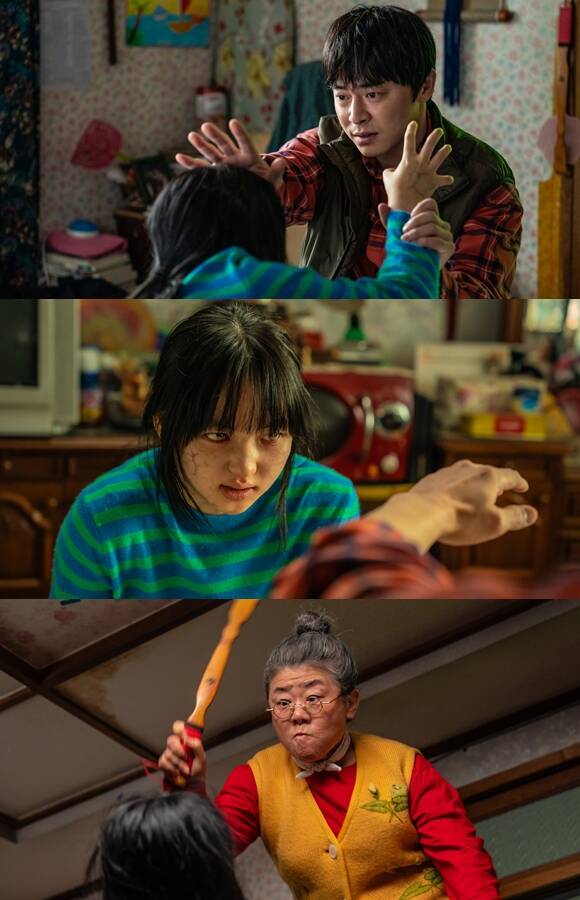 조정석(위쪽)은 좀비가 되어버린 딸을 세상으로부터 지켜내기 위해 고군분투하는 아빠 정환 역을 맡아 코믹과 비극을 자유자재로 오가며 대체 불가한 존재감으로 극을 이끈다. /NEW