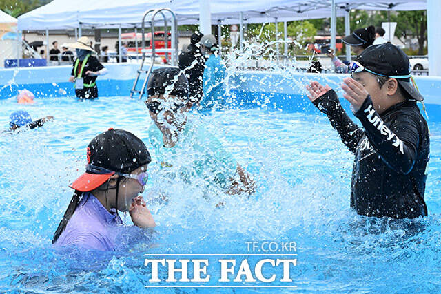 한 물놀이터에서 어린이들이 물놀이를 즐기며 더위를 식히고 있다. /남용희 기자