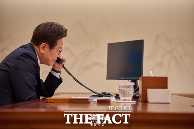 이재명 대통령은 23일 오후 울프 크리스터손 스웨덴 총리와 취임 후 첫 통화를 가졌다. 이 대통령이 3일 오후 용산 대통령실에서 마크 루터 북대서양조약기구(NATO) 사무총장과 통화를 하고 있다. /대통령실