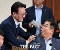  김민석 총리, 박관천 경호처 차장 내정자와 반가운 인사 [포토]