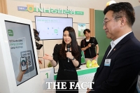  NH농협은행 모바일 신분증 서비스 시연하는 윤호중 행안장관 [포토]
