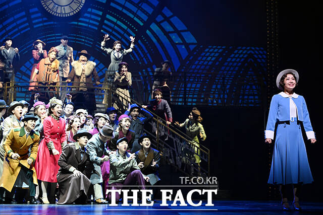 배우 최유정(오른쪽)이 24일 오후 서울 송파구 롯데월드 샤롯데씨어터에서 열린 뮤지컬 브로드웨이 42번가 프레스콜에 참석해 하이라이트 장면을 시연하고 있다. /서예원 기자