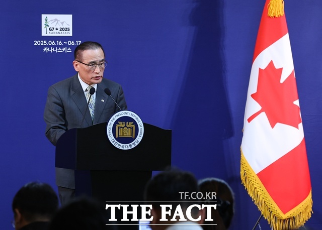 위성락 국가안보실장이 6월 17일(현지 시간) 캘거리 한 호텔에 마련된 프레스센터 내 중앙기자실에서 이재명 대통령의 G7 정상회의 순방 관련 브리핑을 하고 있다. /뉴시스