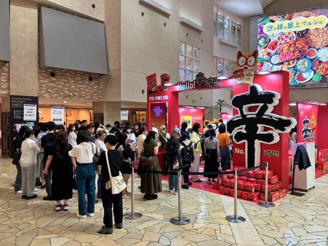 농심이 일본 오사카 한큐백화점 본점에서 신라면 팝업스토어를 운영한다. 사진은 Hello! 辛라면 팝업스토어 현장 /농심