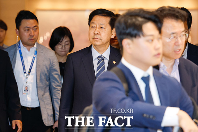 미국과 2+2 협상 연기 공항 떠나는 구윤철 경제부총리.