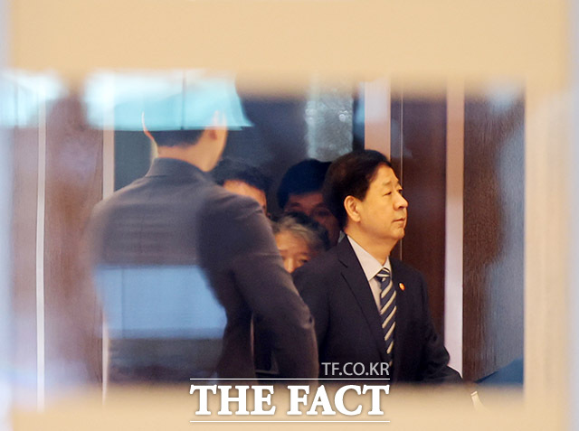 구윤철 경제부총리 겸 기획재정부 장관이 24일 오전 인천국제공항 제2여객터미널에서 미국 재무장관과 무역대표부(USTR)와 예정되어 있던 통상협의가 취소돼 귀빈실을 나서고 있다. /인천국제공항=남용희 기자