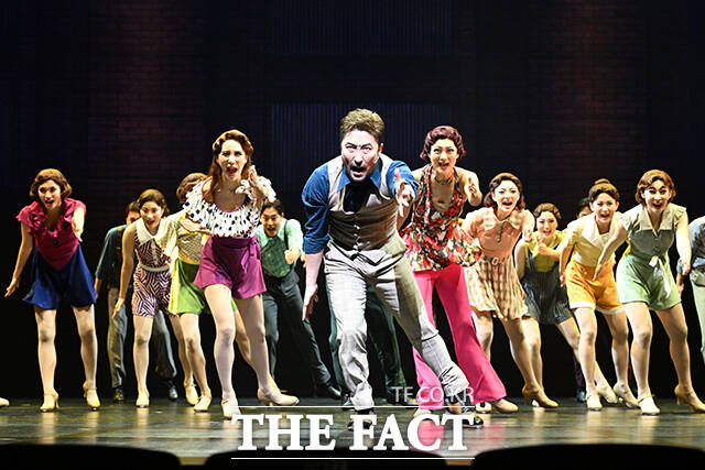 뮤지컬 브로드웨이 42번가 프레스콜이 24일 오후 서울 송파구 롯데월드 샤롯데씨어터에서 열린 가운데 배우들이 하이라이트 장면을 시연하고 있다. /서예원 기자