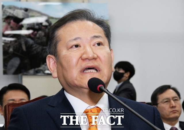 [더팩트ㅣ국회=배정한 기자] 이상민 전 행정안전부 장관이 4일 오전 서울 여의도 국회에서 열린 윤석열 정부의 비상계엄 선포를 통한 내란 혐의 진상규명 국정조사 특별위원회 전체회의에 참석해 질의에 답변을 하고 있다.