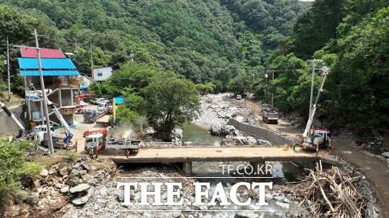 극한호우로 단전된 경기 가평군 수해 피해 지역에서 한국전력 관계자들이 전기 공사를 진행하고 있다. /가평군