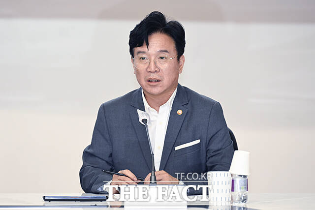 김영훈 고용노동부 장관이 24일 오전 서울 영등포구 중소기업중앙회에 방문해 인사말을 하고 있다. /장윤석 기자