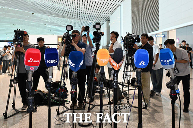 미국 재무장관과 무역대표부(USTR)와 예정되어 있던 통상협의 연기로 구윤철 경제부총리 겸 기획재정부 장관의 출국이 취소된 24일 오전 인천국제공항 제2여객터미널에서 취재진들이 구 부총리를 기다리고 있다. /인천국제공항=남용희 기자