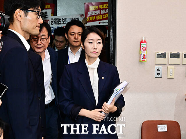 민주당 지도부의 강경 엄호 기조에 반기를 드는 당내 목소리가 속속 분출되며 내부 갈등이 공개적으로 표출되기도 했다. 강 전 후보자가 14일 오전 서울 여의도 국회 여성가족위원회에서 열린 인사청문회에 참석하는 모습. /배정한 기자