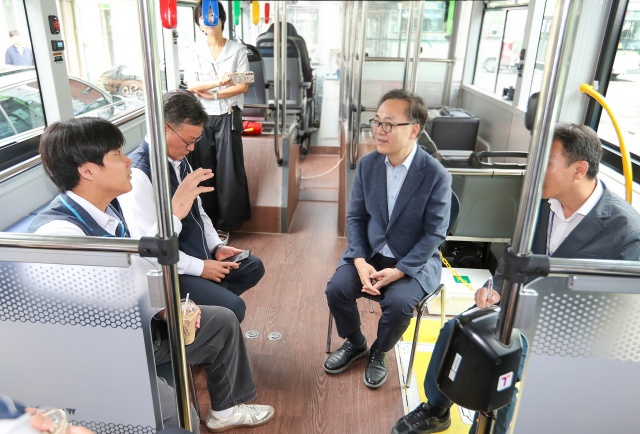 금천구는 마을버스 운수종사자 인력난 해소와 주민 교통편의 개선을 위해 추진 중인 마을버스 운수종사자(운전기사) 처우개선 사업이 뚜렷한 성과를 나타내고 있다. /금천구
