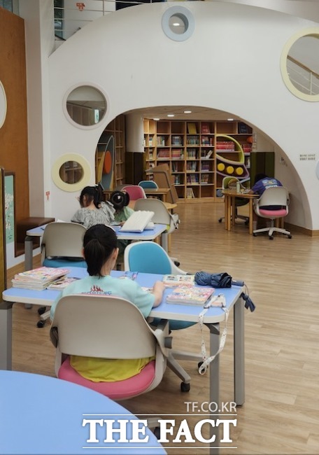 어린이들이 관양도서관 어린이자료실에서 책을 읽고 있다./안양시