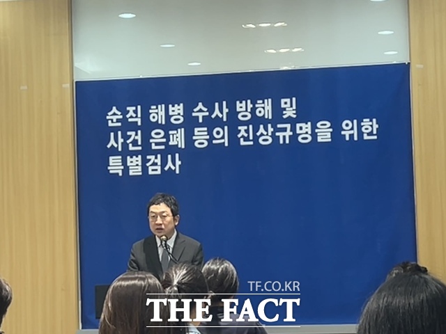 정민영 특검보가 15일 오전 서울 서초구 특검 사무실에서 브리핑을 열고 있다. /김해인 기자