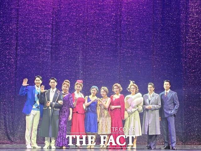 뮤지컬 브로드웨이 42번가 프레스콜이 24일 오후 3시 서울 송파구 샤롯데씨어터에서 진행된 가운데 참석한 배우들이 포즈를 취하고 있다. /김명주 기자