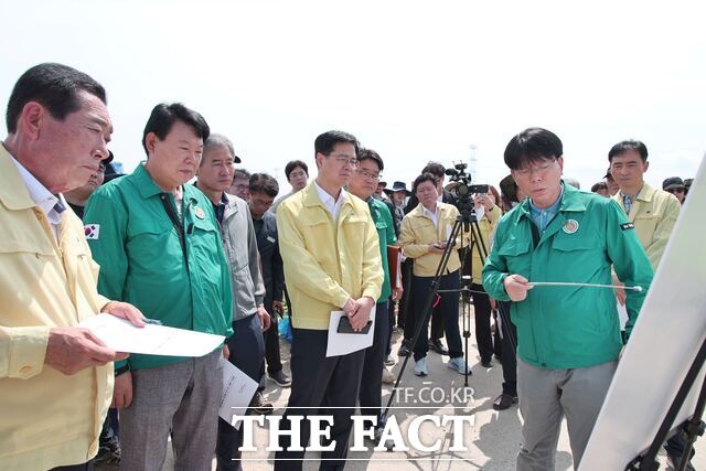강형석 농림축산식품부 차관이 23일 당진시 논콩 재배지를 방문해 침수로 어려움을 겪고 있는 농가들을 위로했다. /당진시