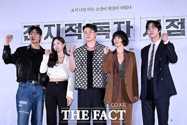 배우 이민호 채수빈 신승호 나나 안효섭(왼쪽부터)이 출연한 영화 전지적 독자 시점이 개봉 첫날 12만 명의 관객을 동원하며 박스오피스 1위를 기록했다. /서예원 기자