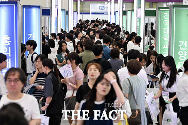 2026학년도 수시 대학입학정보박람회가 24일 오전 서울 강남구 코엑스에서 열린 가운데 수험생과 학부모들로 전시장이 북적이고 있다. /서예원 기자