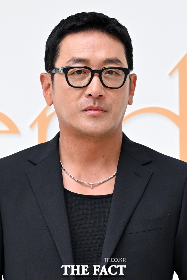 하정우가 SNS상에서 부적절한 댓글 소통으로 뭇매를 맞고, 결국 사과했다. 별명 지어달라는 팬의 요청에 팬의 이름을 활용한 최음제로 댓글을 달아 도마에 올랐다. /서예원 기자