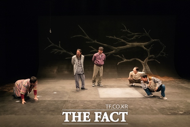 제60회 백상예술대상 젊은연극상을 받은 극단 코너스톤의 요새는 아무도 하려 하지 않는 그, 윷놀이의 한 장면. /거창군