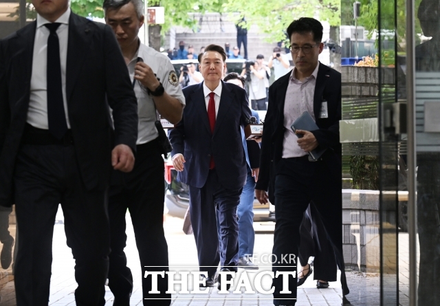 내란 사건을 수사하는 조은석 특별검사팀이 추가 기소한 윤석열 전 대통령의 재판이 내달 19일 시작한다. 윤 전 대통령이 지난 9일 오후 서울 서초구 서울중앙지방법원에서 열린 구속영장실질심사에 출석하고 있다. /사진공동취재단