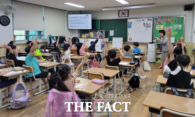 하안북초등학교에서 초등학생 치매파트너 양성 교육을 진행하고 있다. /광명시