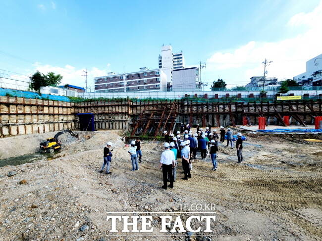 지난달 23일 옛 기흥중 부지에 건립 중인 다목적체육시설 건설 현장에서 이상일 시장과 주민들이 공사 진행 상황을 살펴보고 있다. /용인시