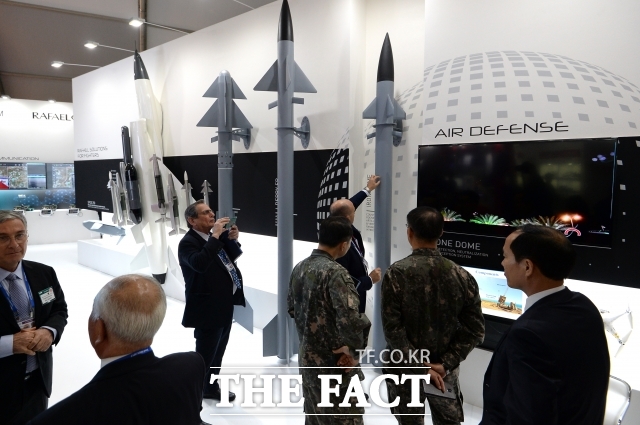 K-방산이 글로벌 시장에서 비약적인 성장세를 지속하는 상황에서 방위산업을 MICE 산업과 연계하여 글로벌 시장 공략에 적극 나선다. 사진은 서울 국제 항공우주 및 방위산업 전시회에서 방산 관계자들이 한국 무기를 관람하고 있는 모습으로 기사 내용과 무관합니다. /더팩트 DB