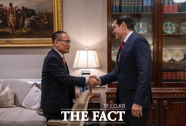 위성락 국가안보실장이 방미 기간 미국 측의 거절로 마르코 루비오 미국 국무장관 겸 국가안보보좌관과의 만남이 불발됐다는 지적을 두고 사실이 아니라고 강하게 반박했다. 위 실장이 7일(현지시간) 미국 워싱턴 D.C.에서 루비오 보좌관을 만나 인사를 나누고 있다. /대통령실